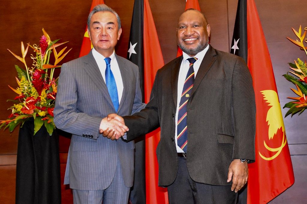 James Marape pápua-új-guineai miniszterelnök kezet fog Vang Ji kínai külügyminiszterrel Port Moresbyben 2024. április 21-én. (Fotó: AFP / AFP)