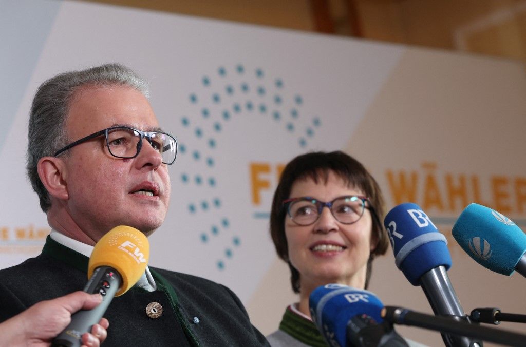 Florian Streibl (l), a bajor tartományi parlament szabad szavazóinak frakcióvezetője és Ulrike Müller, a Szabad Szavazók agrárpolitikai szóvivője. (Fotó: dpa Picture-Alliance/AFP Karl-Josef Hildenbrand)