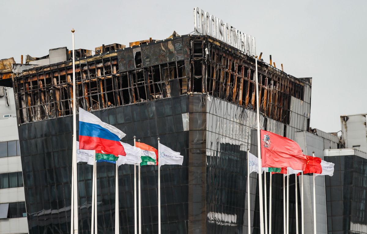 Félárbócon lengő orosz (b) és moszkvai zászló (j) a Moszkva melletti Krasznogorszk Crocus City Hall kulturális és üzletközpontjánál 2024. március 28-án. (Fotó: MTI/EPA/Jurij Kocsetkov)