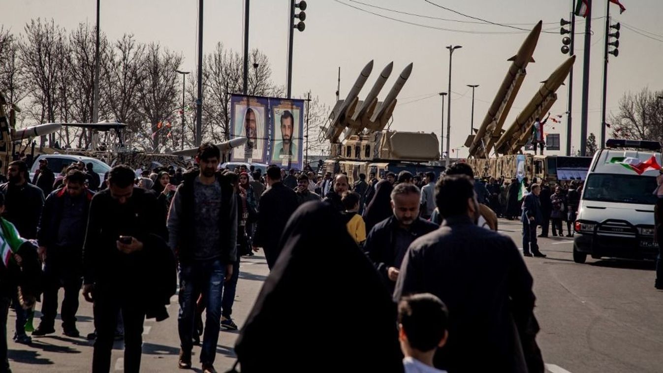 Rakétákat és UAV-kat mutogatnak az embereknek az út szélén Teheránban, Iránban, 2024. február 11-én. 