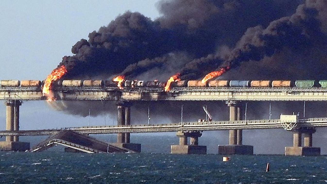Fekete füst gomolyog a Krímet Oroszországgal összekötő kercsi hídon. Moszkva 2022. október 8-án bejelentette, hogy egy teherautó felrobbant, hatalmas tüzet okozva és megrongálva a kulcsfontosságú kercsi hidat, amely Oroszország egyetlen szárazföldi összeköttetése a Krímhez.