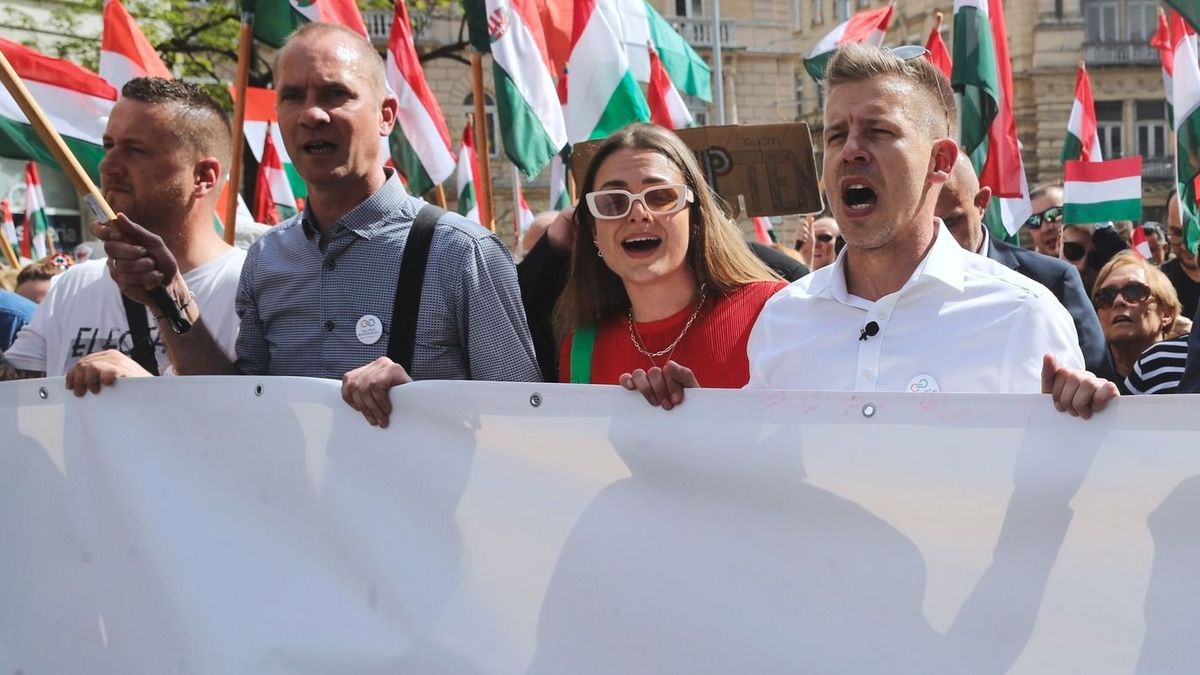 Fekete öves sorosista is beállt Magyar Péter mögé