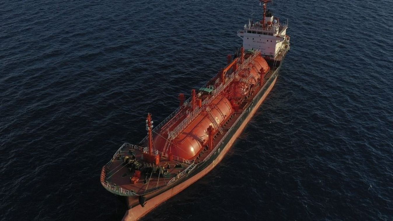 Illusztráció. A GAZ INTERCEPTOR nevű, panamai lobogó alatt közlekedő cseppfolyósított gázszállító tartályhajó Ciprus partjainál horgonyoz. Katar, a cseppfolyósított földgáz (LNG) egyik legnagyobb exportőre a jemeni Houthi lázadók Vörös-tengeren elkövetett támadásai miatt kitolja az Európába irányuló szállítások időpontját - jelentette a Bloomberg. 
