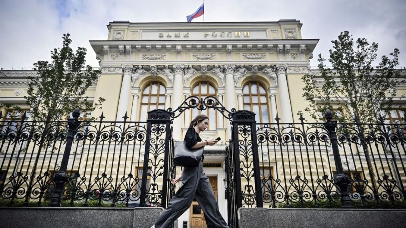 2023. szeptember 6-án egy nő sétál el Moszkva belvárosában az Orosz Központi Bank székhelye mellett.