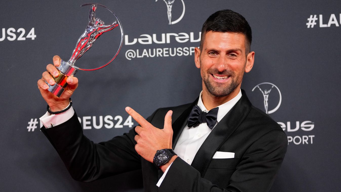 Madrid, 2024. április 22.
Novak Djokovics szerb teniszezõ az év férfi sportolójának odaítélt kitüntetéssel a Laureus Sport Világdíjak madridi átadási ünnepségén 2024. április 22-én.
