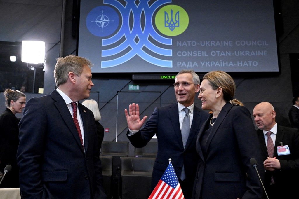 Grant Shapps brit védelmi miniszter, Jens Stoltenberg NATO-főtitkár és Julianne Smith, az Egyesült Államok állandó NATO-képviselője részt vesz a NATO-Ukrajna Tanács védelmi minisztereinek ülésén a NATO brüsszeli főhadiszállásán 2024. február 15-én. (Fotó: AFP/JOHN THYS)