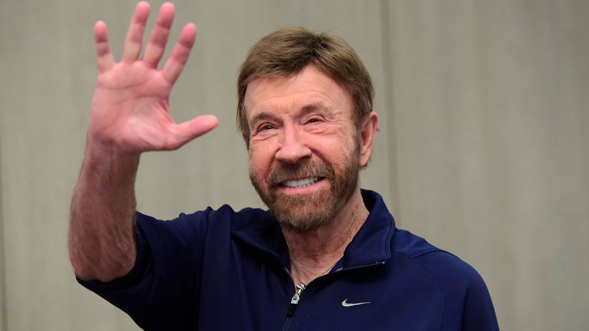 Chuck Norrisból is budapesti miniszobor lett