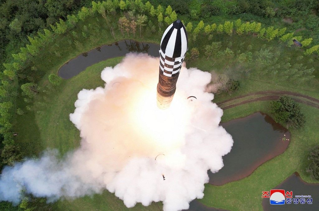 2023. július 13-án, egy új interkontinentális ballisztikus rakéta (ICBM) „Hwasong-18” kísérleti kilövését mutatja egy ismeretlen helyen Északon. (Fotó: AFP/KCNA VIA KNS)