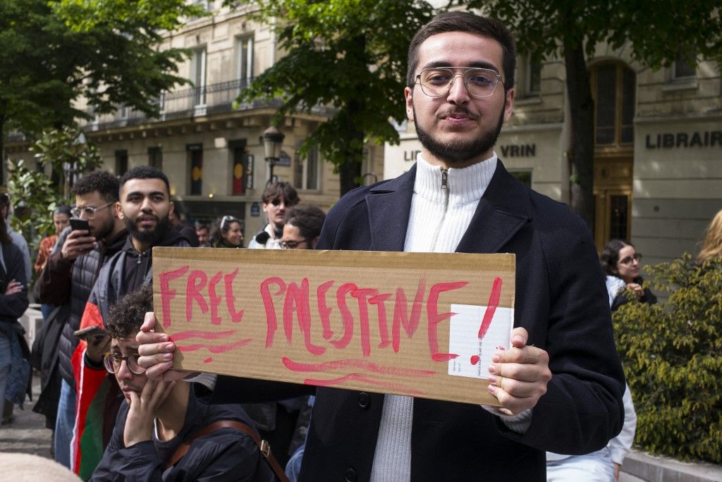 Miután a rendőrség kiürítette a Sorbonne-t, a tiltakozás a Place de la Sorbonne-on folytatódott. (Fotó:  Hans Lucas/AFP/Eric Broncard)