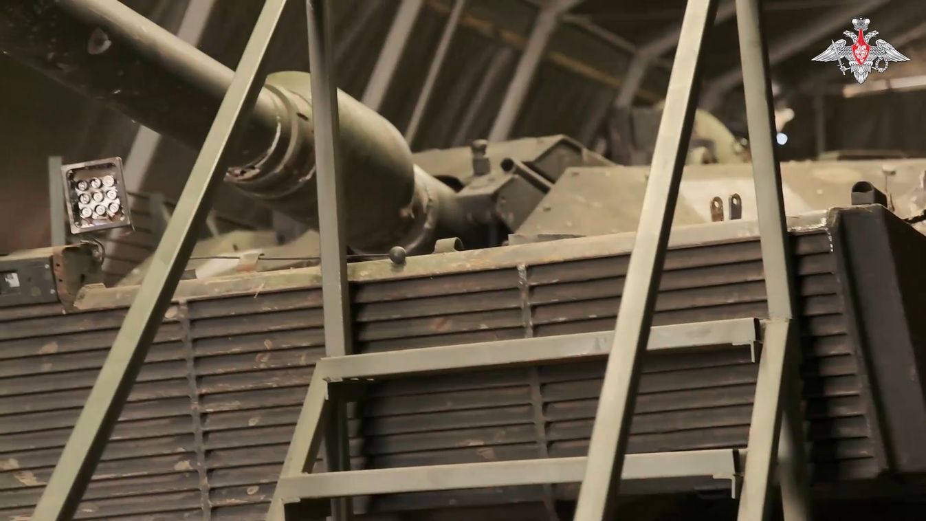 Német Leopard harckocsi az orosz javítóműhelyben