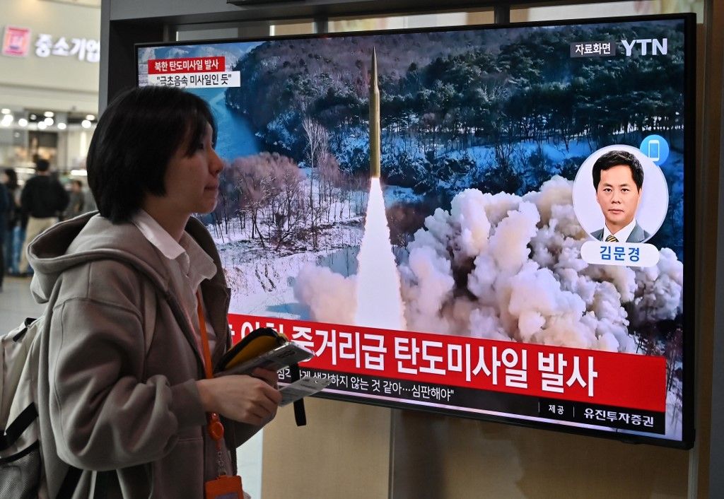 Egy nő elmegy a televízió képernyője mellett, amelyen egy észak-koreai rakétakísérlet felvételei láthatók egy szöuli vasútállomáson 2024. április 2-án. Észak-Korea április 2-án közepes hatótávolságú ballisztikus rakétát lőtt ki – közölte a szöuli hadsereg. (Fotó: Jung Yeon-je / AFP)