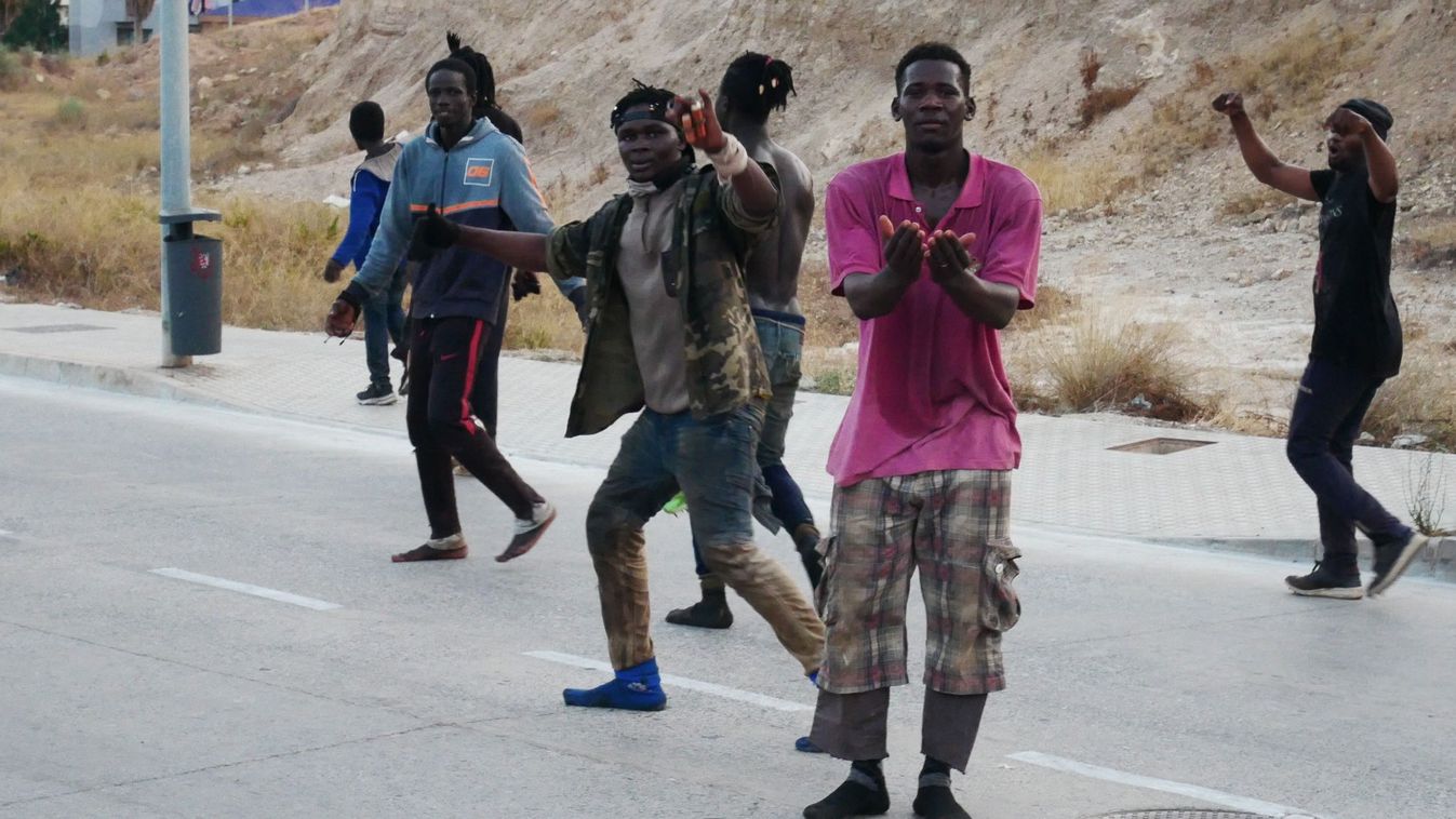 Melilla, 2021. július 22.
Illegális bevándorlók Melillában 2021. július 22-én, miután a határt védõ kerítésen átmászva mintegy háromszázan bejutottak Marokkóból az észak-afrikai spanyol enklávléba.
MTI/EPA/EFE/Paqui Sánchez