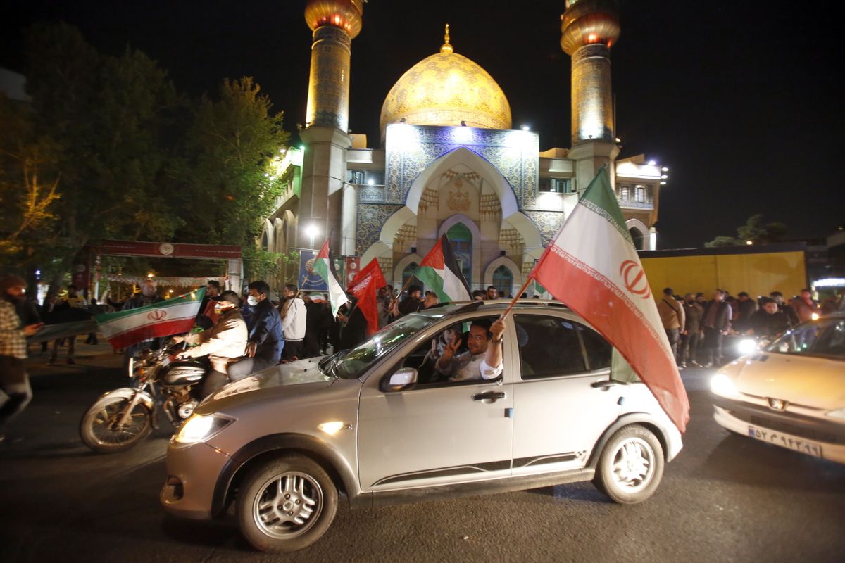 Irániak ünnepelnek Teheránban 2024. április 14-én hajnalban, miután a Forradalmi Gárda bejelentette, hogy drónok és rakéták százait indította izraeli célpontok ellen. Izrael válaszcsapásra készül