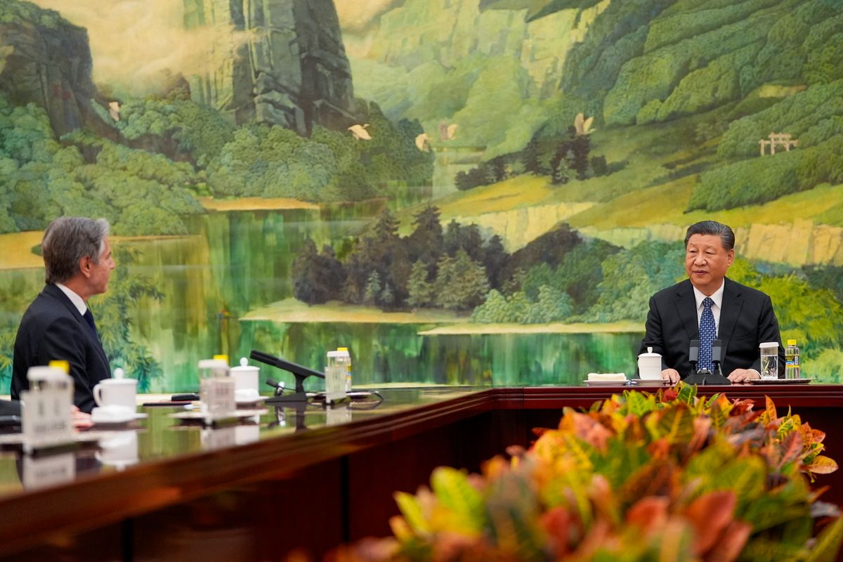 Hszi Csin-ping kínai államfő (j) és Antony Blinken amerikai külügyminiszter megbeszélést tart a pekingi Nagy Népi Csarnokban 2024. április 26-án. (Fotó: MTI/AP pool/Mark Schiefelbein)