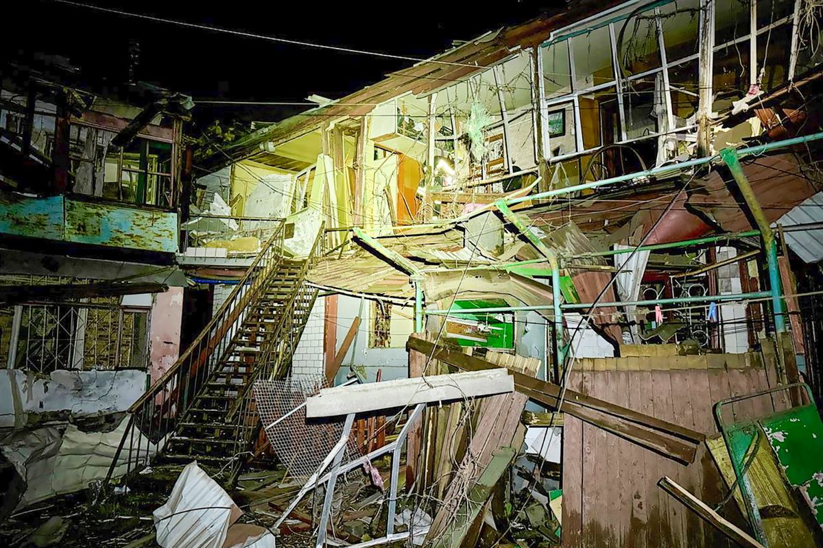 Hennagyij Truhanov odesszai polgármester Telegram-csatornáján közreadott felvétel egy megrongálódott épületről egy orosz drón becsapódásának helyszínén Odessza kikötővárosban, Ukrajnában 2024. április 23-ra virradóan (Fotó: MTI/AP/Hennagyij Truhanov Telegram-csatornája)