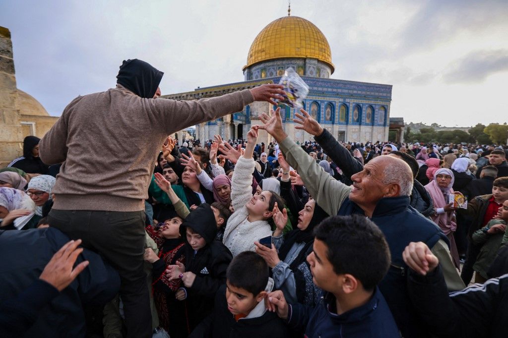 A különleges reggeli imák után a jeruzsálemi Al-Aksza mecsetben 2024. április 10-én. (Fotó: AFP/AHMAD GHARABLI)