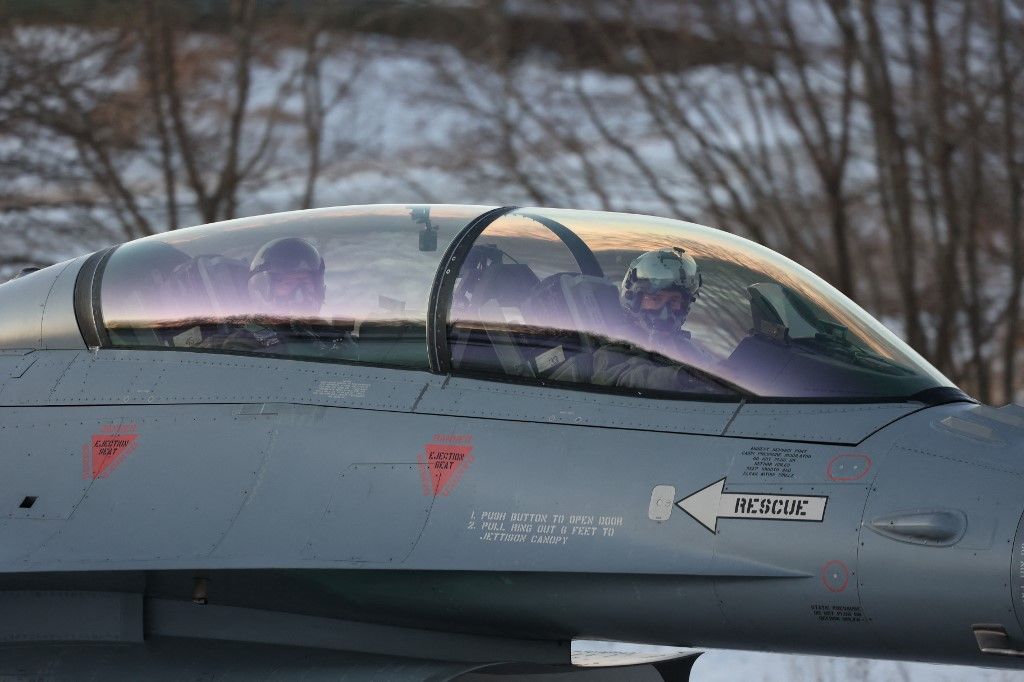 Norvégia védelmi minisztere, Bjorn Arild Gram (L) egy F16-os repülőgépen ül a norvégiai Bodo repülőtéren 2024. január 3-án, ahol az utolsó előkészületeket végzik, mielőtt két norvég F-16-os repülőgépet küldenek Dániába, hogy felhasználják. az ukrán pilóták képzésében. (Fotó: SFP/Jan Langhaug)