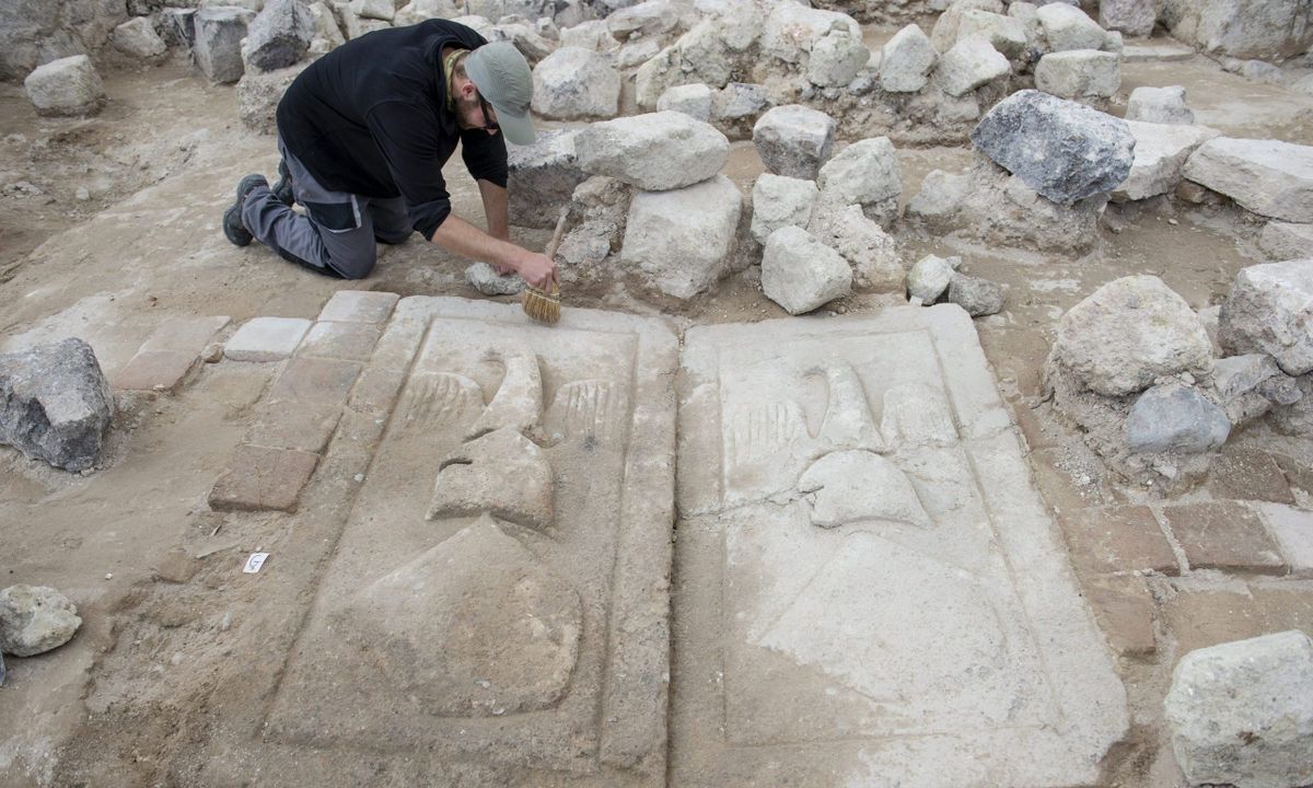 Egy régész az Aba nemzetség egykori központja és a királyi alapítású bencés monostor romjainál dolgozik.