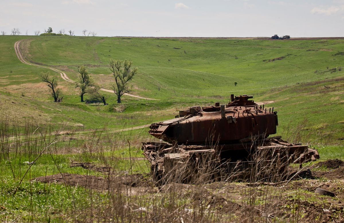 Harckocsi roncsa a Harkiv megyei Viszokopolje falu határában 2024. április 20-án. Úgy tűnik nagy a baj az ukránoknál a fronton. (Fotó: MTI/EPA/Szergej Kozlov)