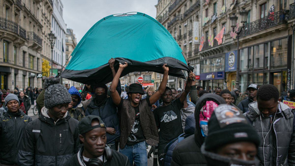 Videón, ahogy egy migráns kirabol egy fiatalt az utcán