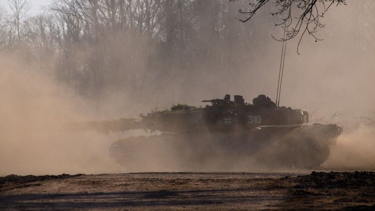 Ukraine- and Germany-Marked Combat Vehicles Tear Up Moscow Streets + Video
