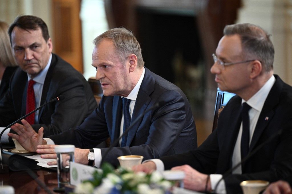 Donald Tusk (k) lengyel miniszterelnök Andrzej Duda (j) elnökkel beszél Joe Biden amerikai elnökkel folytatott megbeszélésen a washingtoni Fehér Házban, 2024. március 12-én. (Fotó: AFP/Brendan SMIALOWSKI)