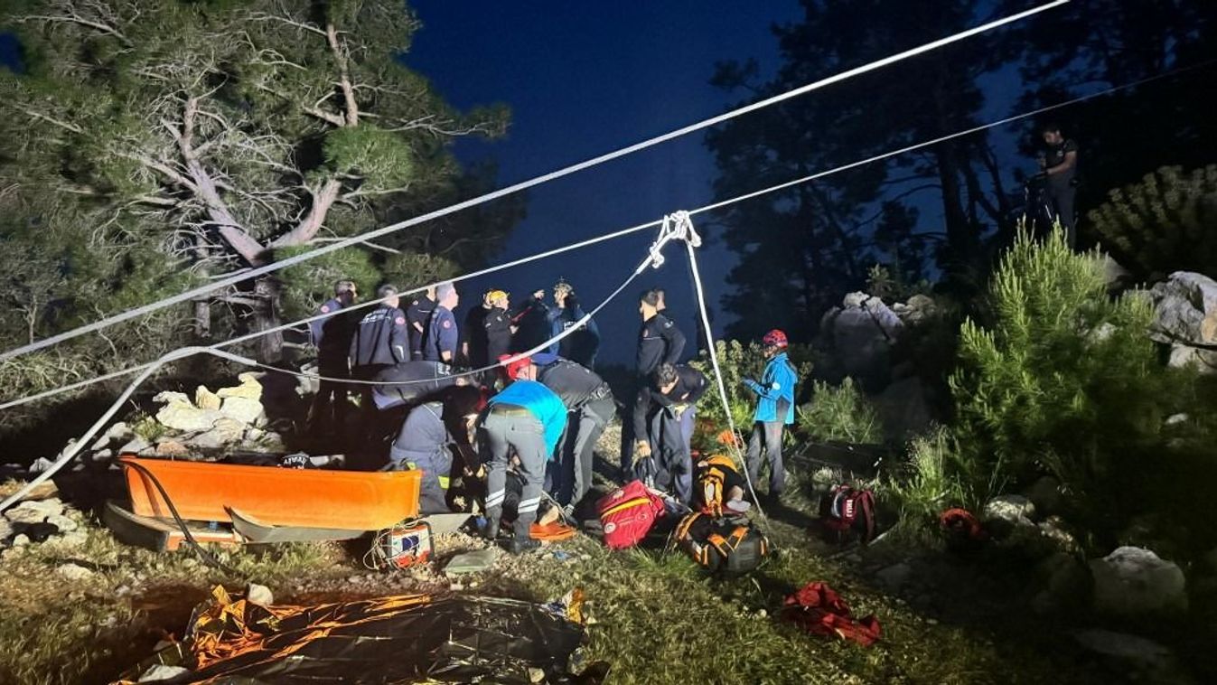 Jelentések szerint egy személy meghalt és heten megsérültek a kabin lezuhanása miatt, a törökországi Antalyaban, 2024. április 12-én. A kabin váratlanul zuhant le, a pontos okot még nem sikerült megállapítani.