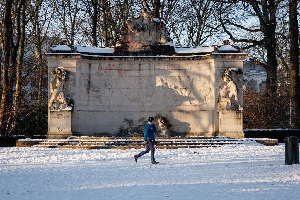 Egy helyi lakos sétál a Parc du Cinquantenaire-ben, amelyet hó borít, Brüsszelben 2024. január 19-én. (Fotó: AFP/Simon Wohlfahrt)