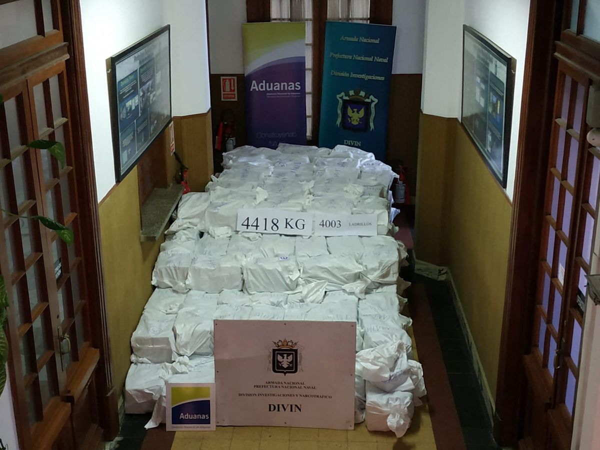 Bár nagyon sok kokaint foglaltak le a hatóságok Uruguayban, még mindig több tonna drog halad át a kikötőkön (Fotó: Uruguay's Navy/AFP)