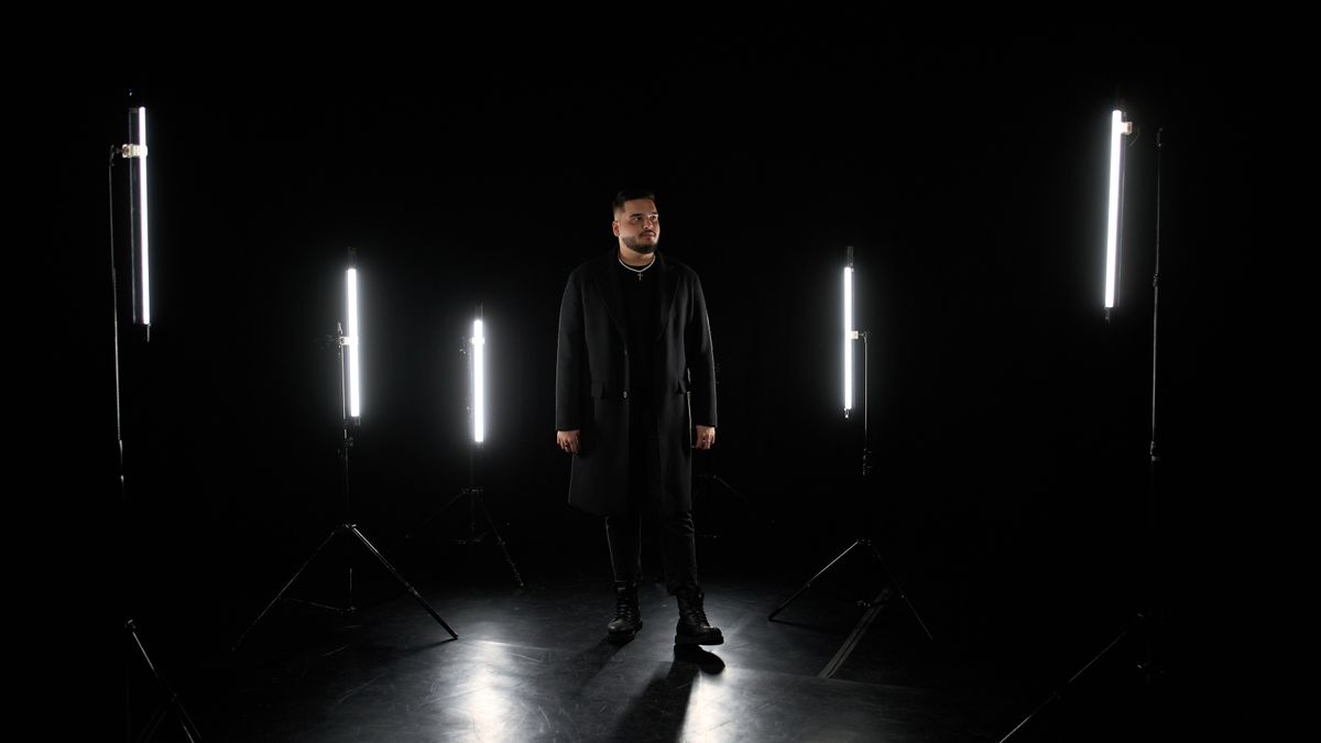 Klippremier: Azahriah-val zenélt, most szólóban tér vissza +videó