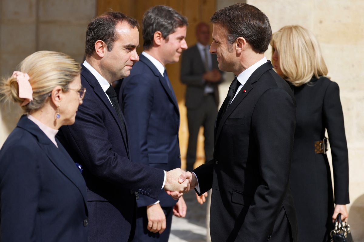 Emmanuel Macron francia elnök kezet fog Sebastien Lecornu francia védelmi miniszterrel (Fotó: AFP/Ludovic MARIN)