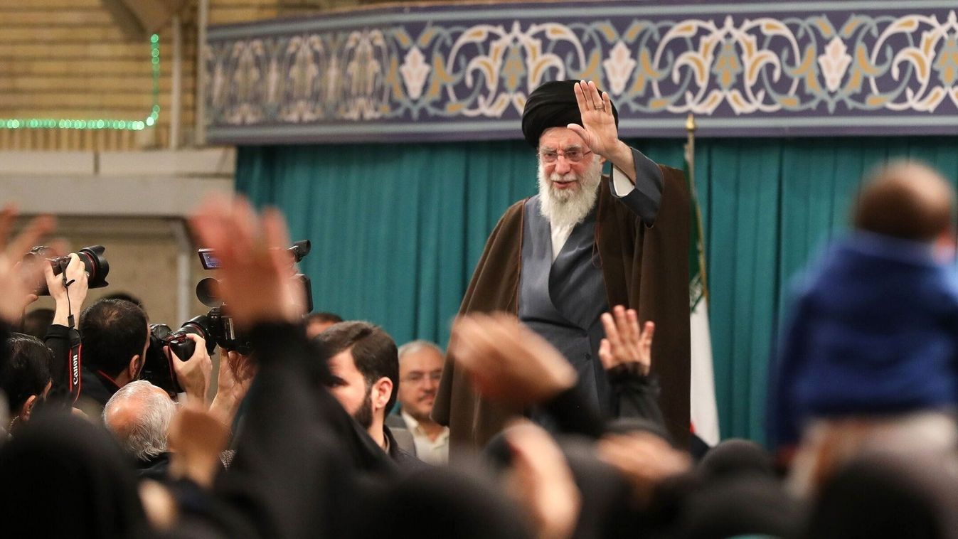 Ali Hamenei ajatollah, Irán legfőbb vezetője a választáson való részvételre szólítja fel hallgatóságát Teheránban 2024. február 28-án.