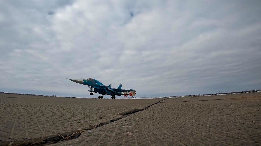 Egy Szu-34-es vadászbombázó legénysége leszállt, miután az orosz Szu-34-es bombázók FAB-500-as bombákat használtak nagy pontosságú irányítással ukrán erődítményeket és csapatokat Dél-Donyeck térsége irányába 2024. március 18-án. (Fotó: Anadolu/AFP/Orosz Védelmi Minisztérium)