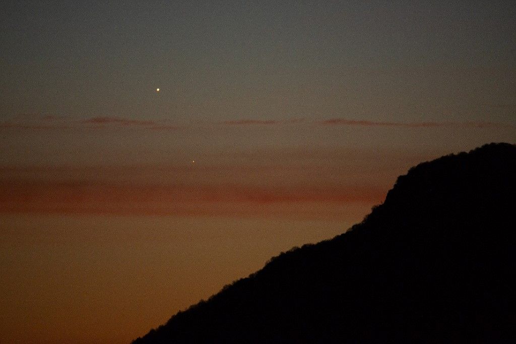 Az olaszországi L’Aquilából 2024. február 22-én a Vénusz és a Mars együttállása látható a napfelkelte előtt. Drága és lassan halad a Mars kutatása. (Fotó: Lorenzo Di Cola/NurPhoto az AFP-n keresztül)