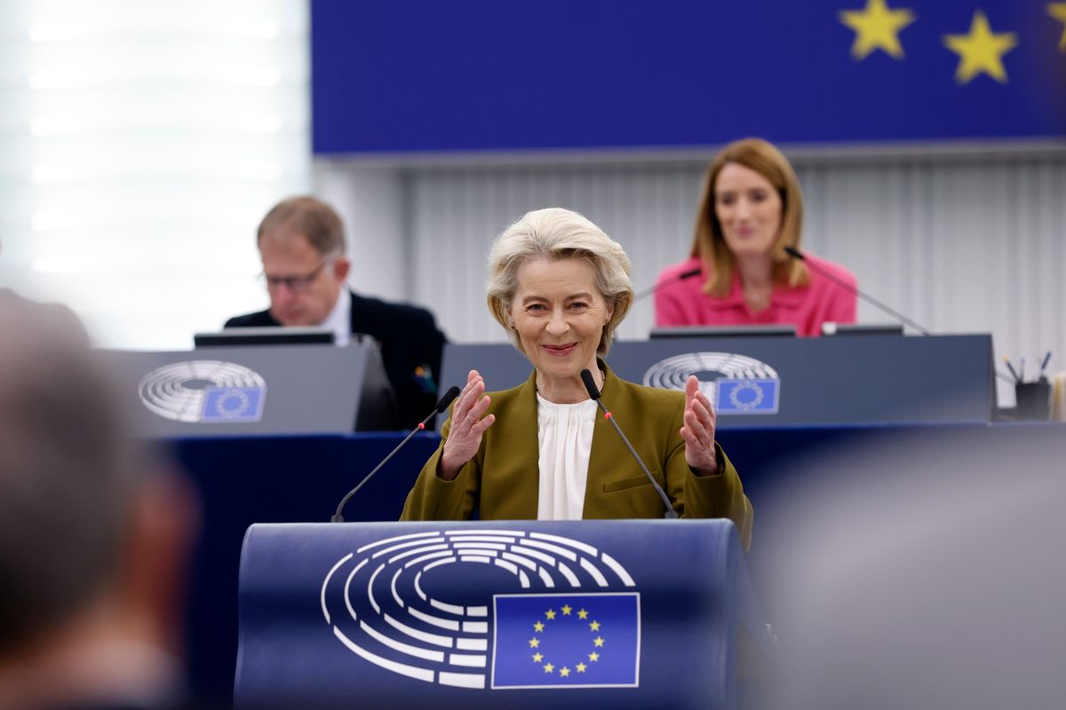 Ursula von der Leyen, az Európai Bizottság elnöke beszédet mond az EU 2004-es bővítésének közelgő 20. évfordulója alkalmából az Európai Parlament (EP) strasbourgi plenáris ülésén 2024. április 24-én. (Fotó: MTI/AP/Jean-Francois Badias)