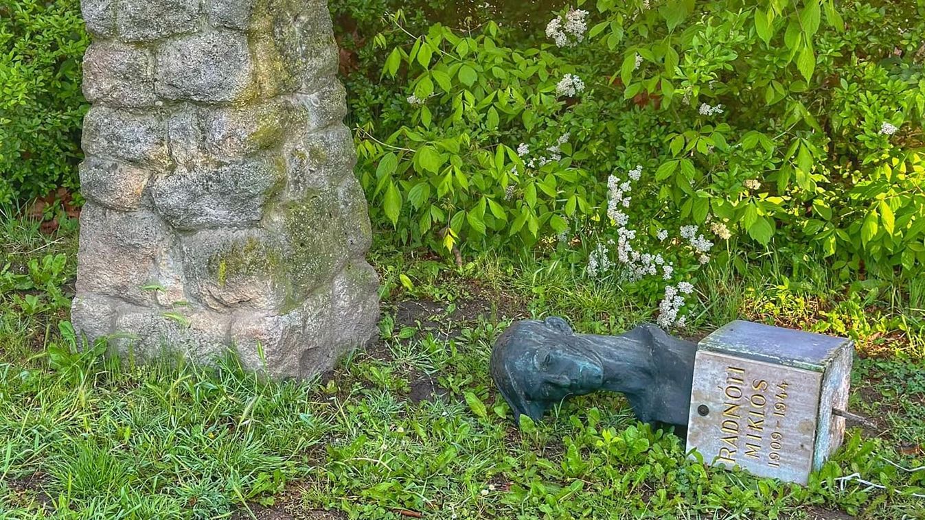 Brutálisan megrongálták Radnóti szobrát, nem messze a helytől, ahol meghalt