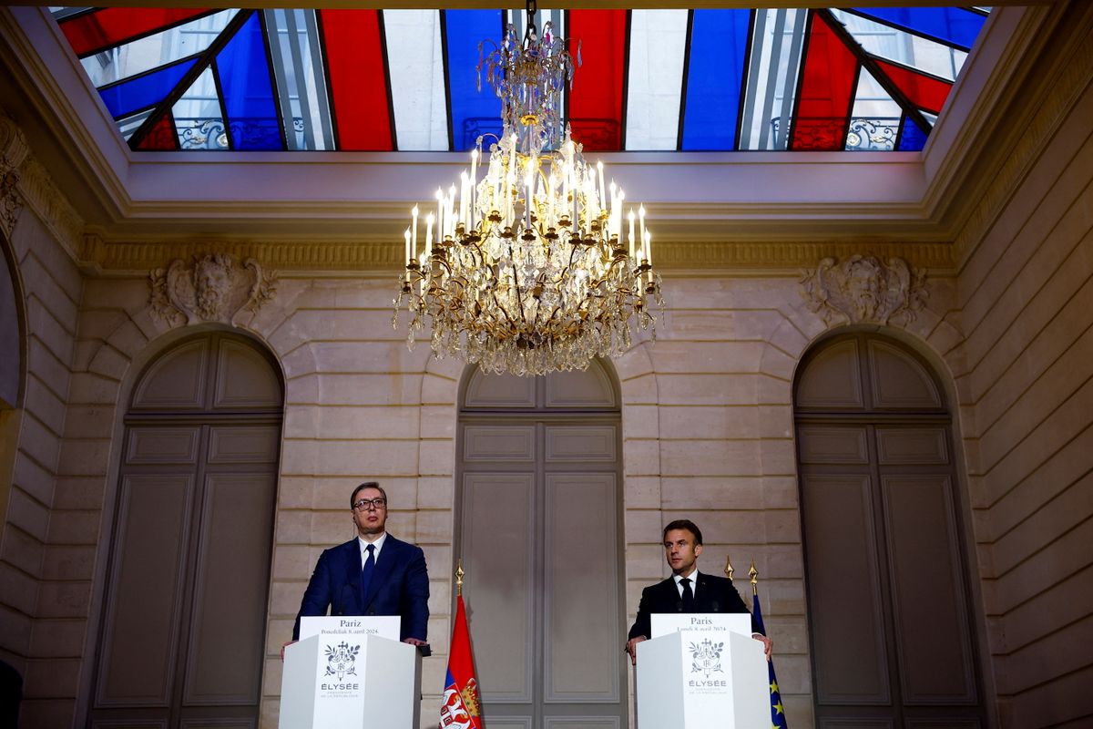 Emmanuel Macron francia (j) és Alekszandar Vucsics szerb elnök sajtóértekezlete a párizsi államfői rezidencián, az Elysée-palotában elköltött munkavacsora előtt, 2024. április 8-án. (Fotó: MTI/AP/Reuters pool/Sarah Meyssonnier)