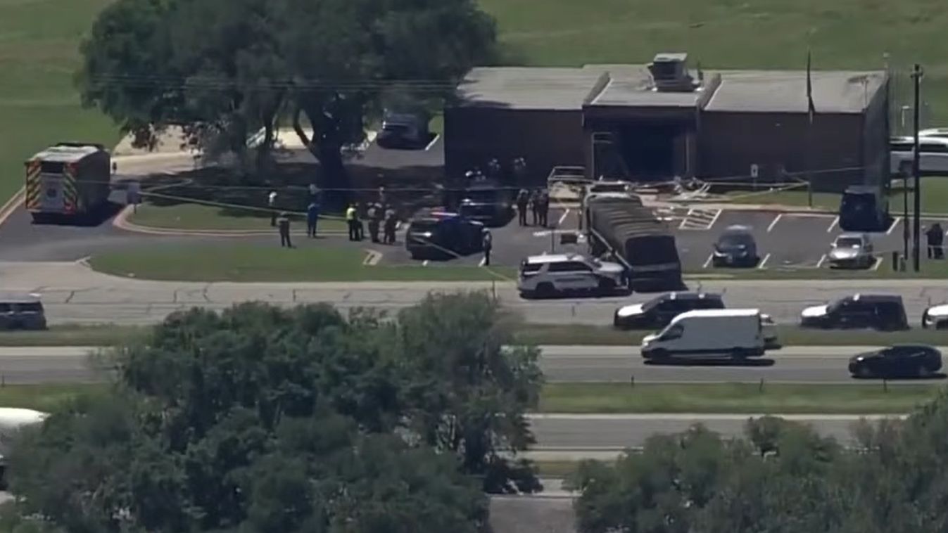 Egy ember meghalt, sokan megsebesültek, amikor egy férfi kamionnal hajtott egy hivatalba Texasban