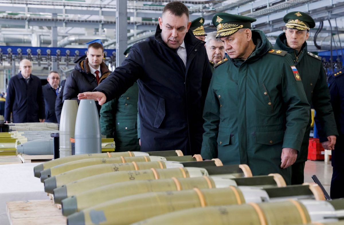 Az orosz védelmi minisztérium sajtószolgálatának felvételén Szergej Sojgu orosz védelmi miniszter (j2) látogatást tesz egy Nyizsnyij Novgorod-i lőszergyárban 2024. március 21-én. Az orosz védelmi minisztérium közlése szerint a nagyváros térségében működő hadiipari vállalatok fokozzák a légibombák gyártását, köztük a FAB-500, FAB-1500 és FAB-3000 típusú bombákét. (Fotó: MTI/EPA/Orosz védelmi minisztérium sajtószolgálata/Vagyim Szavickij)