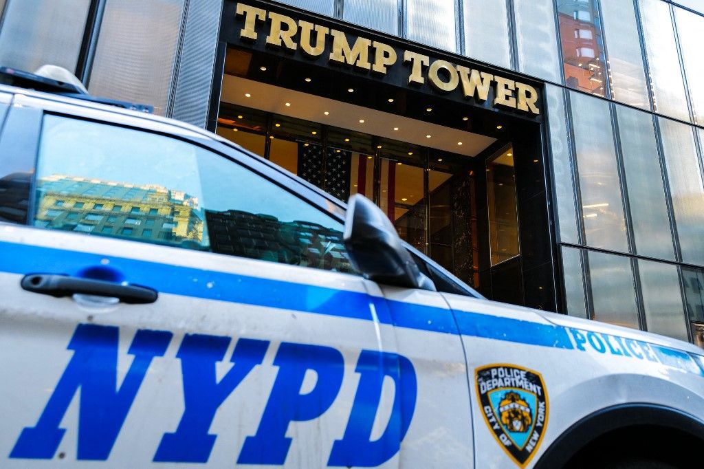 A New York-i Rendőrkapitányság (NYPD) járműve a Trump Tower előtt, a Fifth Avenue-n. (Fotó: AFP/Charly Triballeau)