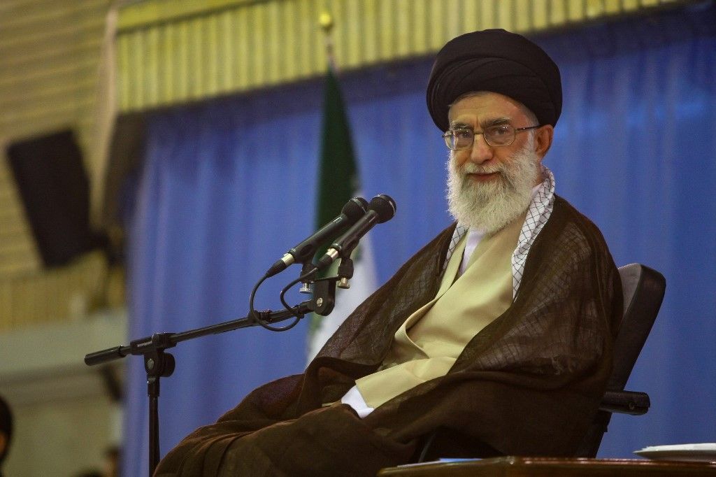 Hamenei ajatollah, Irán legfelsőbb vezetője beszédet mond a teheráni elit közönség előtt. (Fotó: Middle East Images /AFP/Ali Rafiei)