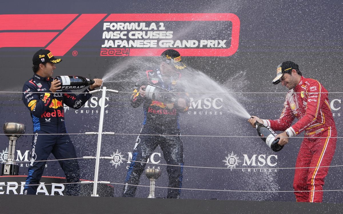 Pérez (balra) és Verstappen (középen) mellett Sainznak is jutott pezsgő