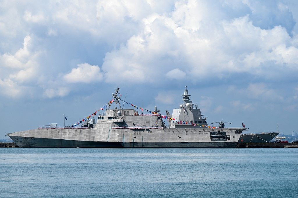 Az USS Mobile (LCS-26) Independence osztályú part menti harci hajó a Changi haditengerészeti bázison dokkolva látható az IMDEX Asia hadihajók kiállításán Szingapúrban 2023. május 4-én. (Fotó: AFP/Roslan RAHMAN)