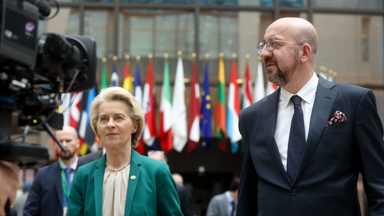 Brüsszel, 2024. április 18.
Ursula von der Leyen, az Európai Bizottság elnöke (b) és Charles Michel, az Európai Tanács elnöke az európai uniós tagországok állam-, illetve kormányfõinek kétnapos informális találkozóján Brüsszelben 2024. április 18-án.
MTI/EPA/Olivier Hoslet