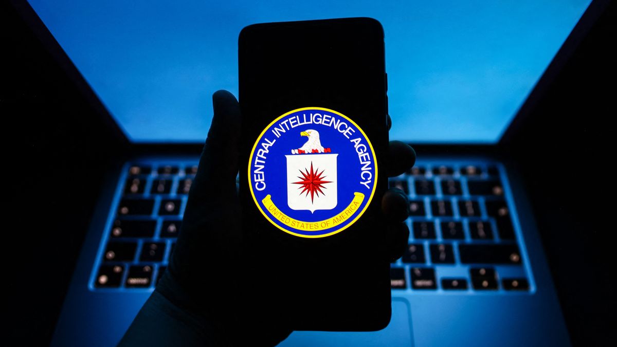 Így hálózza be a CIA az újságírókat + videó