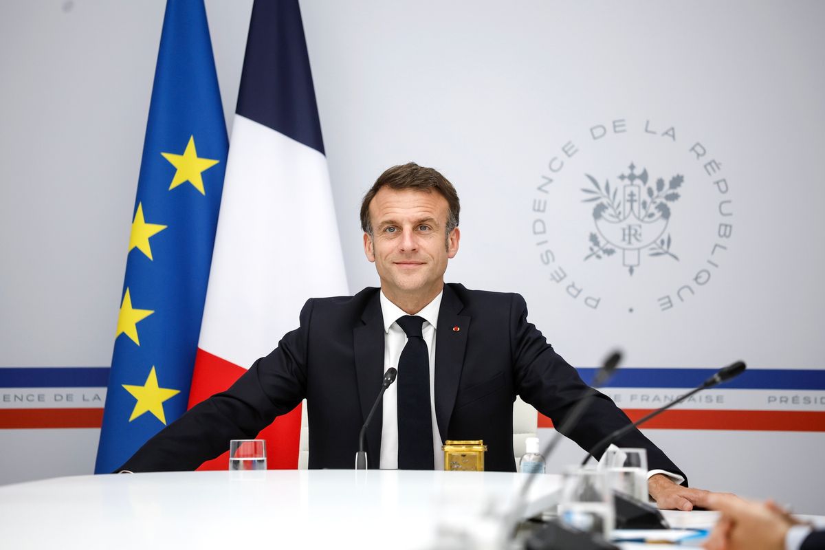 Emmanuel Macron francia államfő videókonferencián vesz részt Rishi Sunak brit miniszterelnökkel az Entente cordiale elnevezésű francia-brit szerződéscsomag létrejöttének 120. évfordulója alkalmából a párizsi államfői hivatalban 2024. április 8-án. (Fotó: MTI/EPA pool/Yoan Valat)
