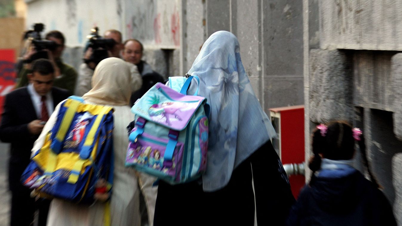 -Muszlim diákok érkeznek egy milánói iskolába 2006. október 11-én. (Fotó: AFP/Paco Serinelli)