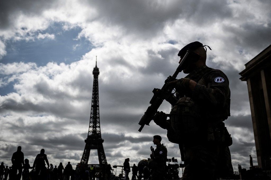 A Sentinel hadművelet francia katonái járőröznek a párizsi Eiffel-torony melletti Trocadero Esplanade-on 2024. április 15-én. (Fotó: AFP/JULIEN DE ROSA)