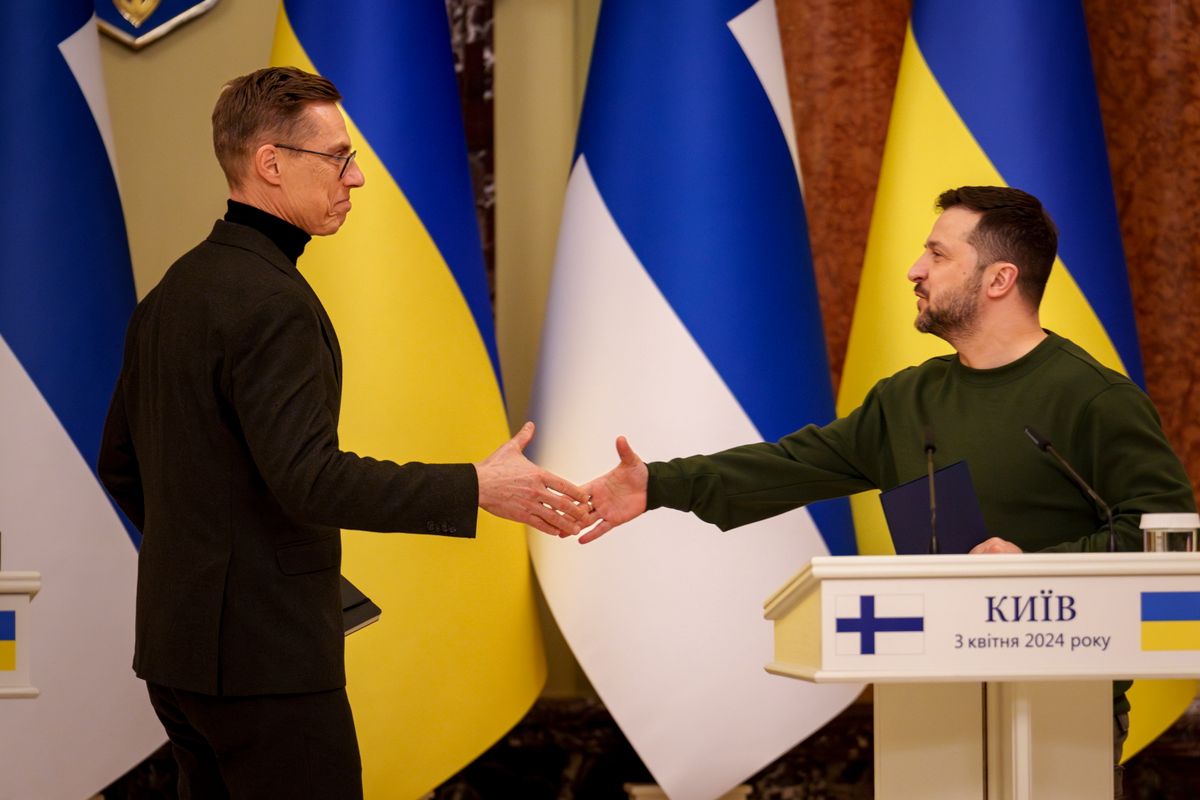 Az ukrán elnöki sajtószolgálat felvételén Volodimir Zelenszkij ukrán elnök (j) és Alexander Stubb finn elnök kezet fog sajtóértekezletük végén Kijevben 2024. április 3-án. Háborús beszédből kevesebb, tettekből több kell - mondja a finn vezető. (Fotó: MTI/AP/Vadim Ghirda)