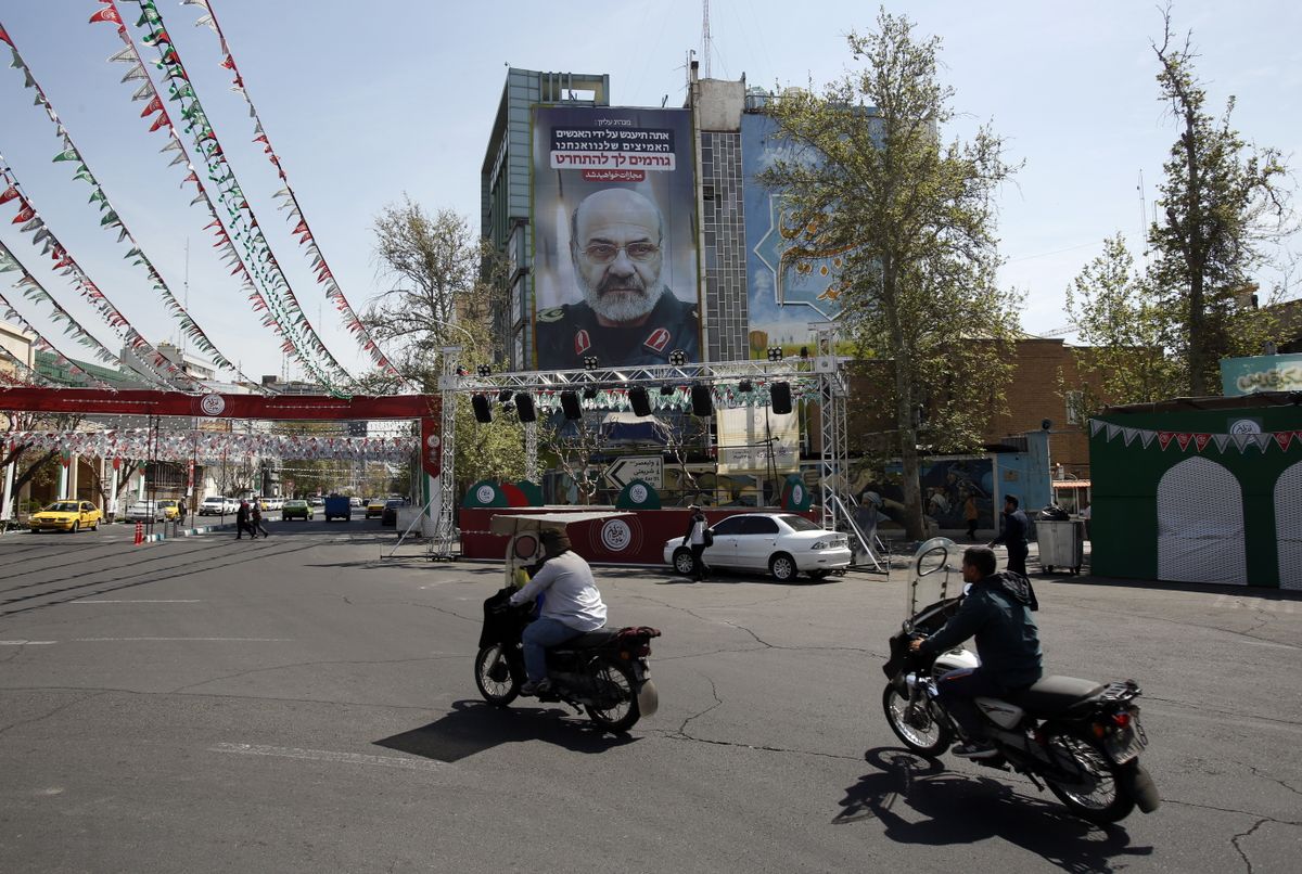 Mohammad Reza Zahedi dandártábornoknak, az iráni Forradalmi Gárda al-Kudsz (Jeruzsálem) nevű különleges egysége egyik parancsnokának képe egy Izrael megbüntetését kilátásba helyező szöveggel ellátott teheráni óriásplakáton 2024. április 3-án